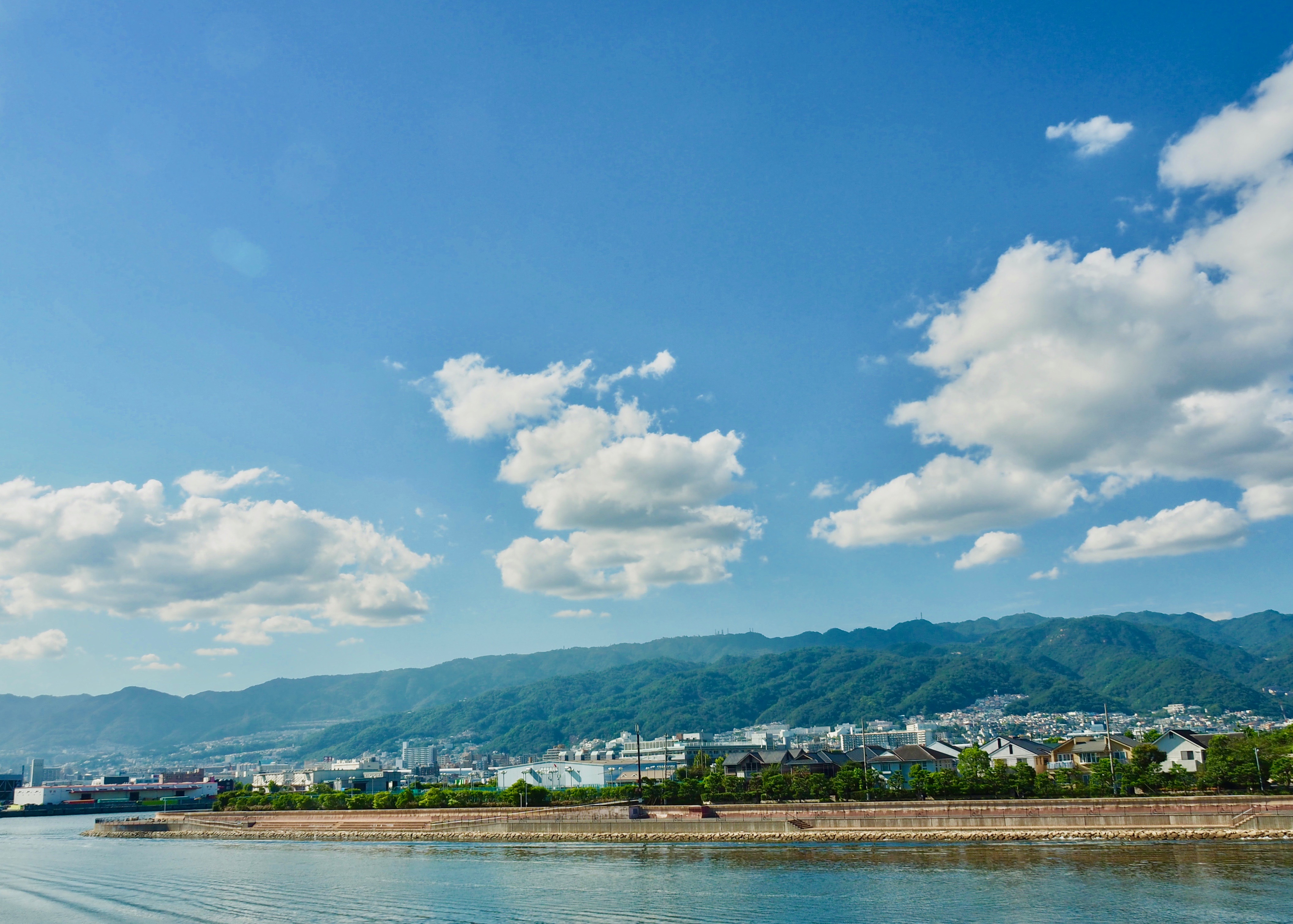 芦屋浜から望む六甲山